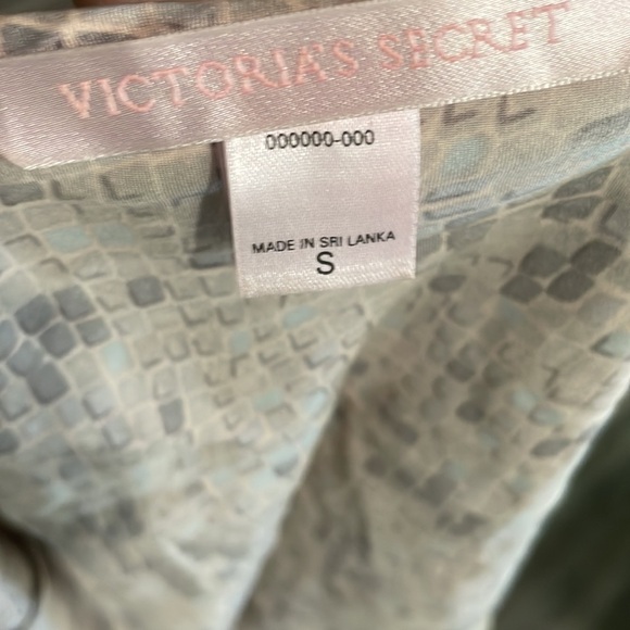 Victoria’s Secret silky snake tile print pajamas set S/M - Picture 5 of 5